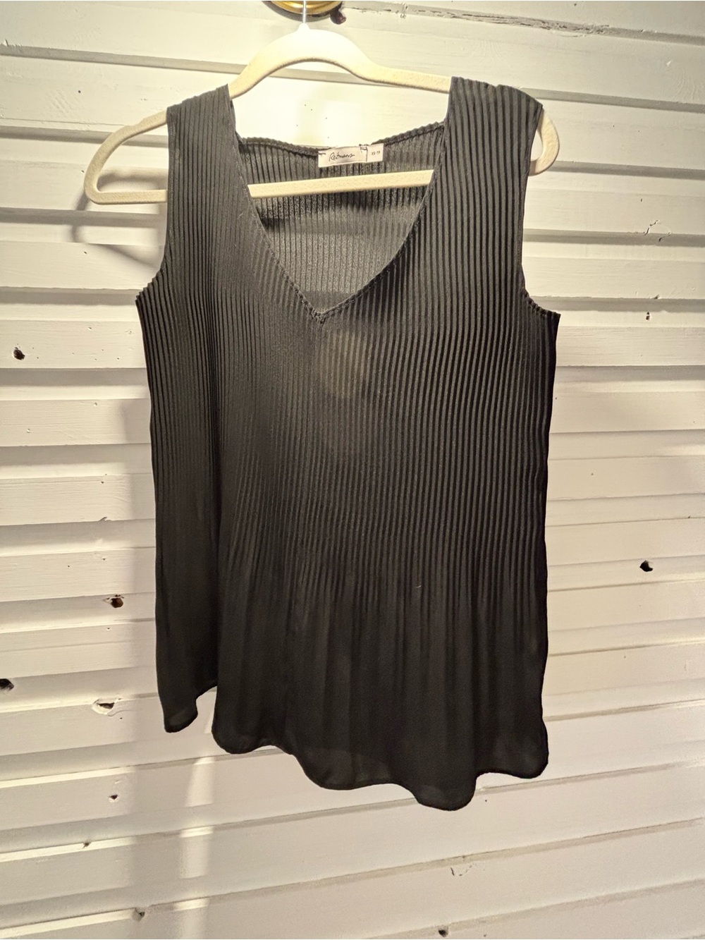 Sleeveless Pleated V-Neck Women's Top - Black